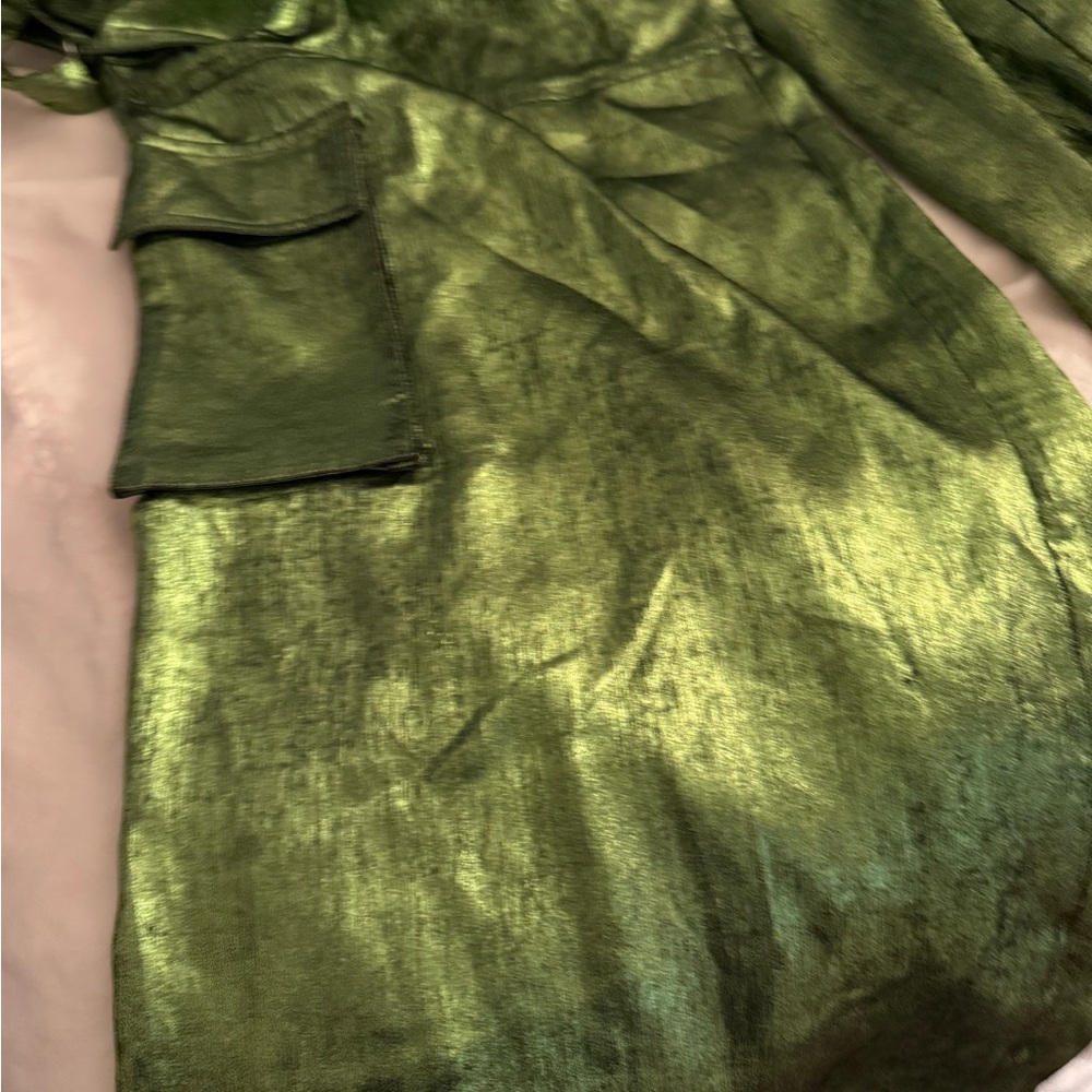 Avec Les filled-Women's Green Metallic satin  Cargo Pants - Picture 4 of 5